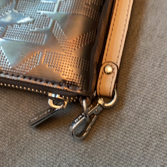 Authentic Michael Kors Wristlet. - Picture 7 of 7